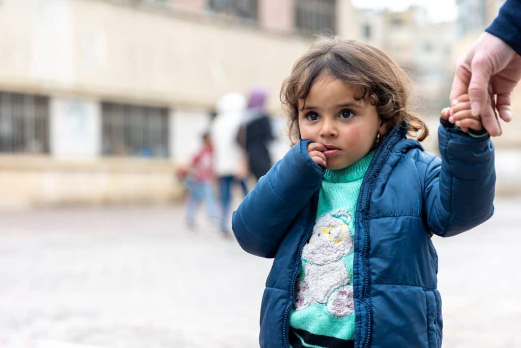 Hadeel participe à des activités récréatives et éducatives dispensées par des bénévoles soutenus par l'UNICEF. Avec sa famille, elle a trouvé refuge dans un centre soutenu par l'UNICEF, après les tremblements de terre meurtriers qui ont frappé la Syrie en février 2023.© UNICEF/UN0855920/Janji