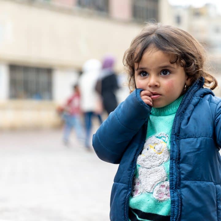 Hadeel participe à des activités récréatives et éducatives dispensées par des bénévoles soutenus par l'UNICEF. Avec sa famille, elle a trouvé refuge dans un centre soutenu par l'UNICEF, après les tremblements de terre meurtriers qui ont frappé la Syrie en février 2023.© UNICEF/UN0855920/Janji