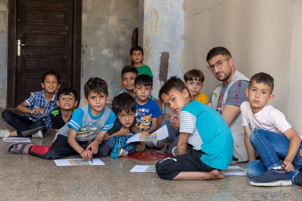 Des équipes soutenues par l'UNICEF organisent des activités récréatives pour les enfants affectés par le tremblement de terre du 6 février 2023 en Syrie.© UNICEF/UNI418169/Janji