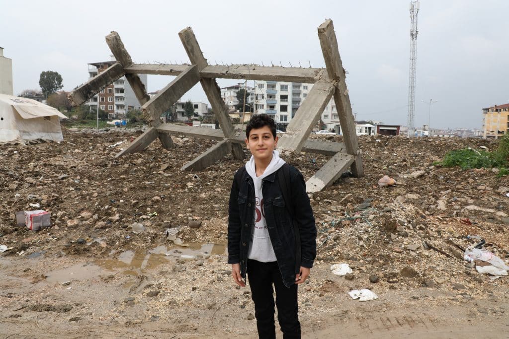 Umut, 14 ans, qui vit à Hatay, retourne à l'école de son quartier, un an après les deux tremblements de terre dévastateurs qui ont frappé le sud-est de la Turquie le 6 février 2023. © UNICEF/UNI508543/Ergen