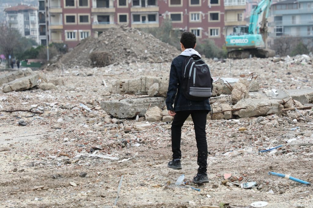 Umut, 14 ans, qui vit à Hatay, retourne à l'école de son quartier, un an après les deux tremblements de terre dévastateurs qui ont frappé le sud-est de la Turquie le 6 février 2023. © UNICEF/UNI508543/Ergen