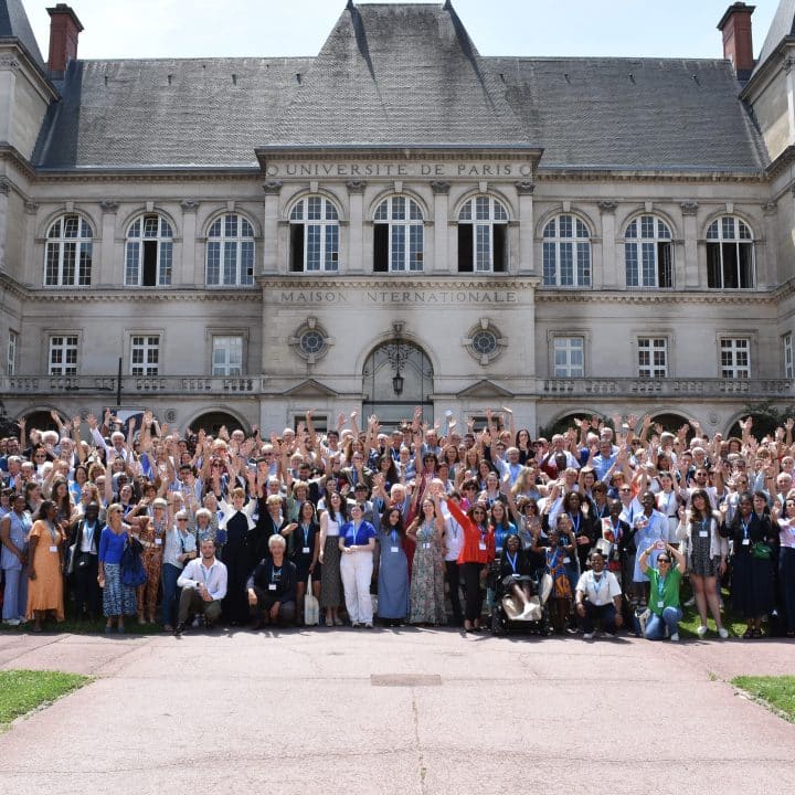 Les participants de l'Assemblée générale de l'UNICEF France 2023 devant la Cité internationale universitaire de Paris. ©UNICEF/Deborah Baron