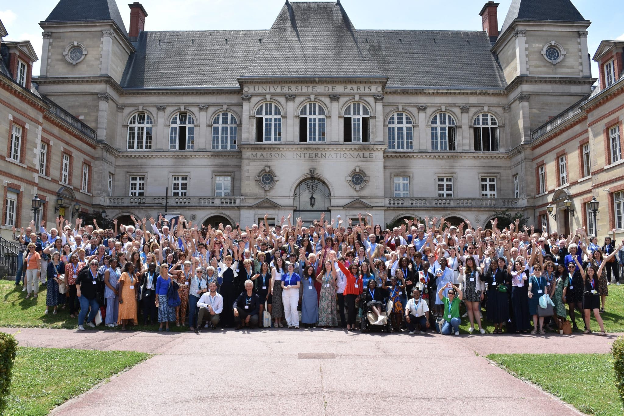 Les participants de l'Assemblée générale de l'UNICEF France 2023 devant la Cité internationale universitaire de Paris. ©UNICEF/Deborah Baron
