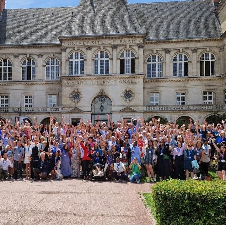 Les participants de l'Assemblée générale de l'UNICEF France 2023 devant la Cité internationale Universitaire de Paris. ©UNICEF France