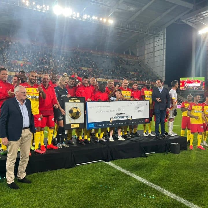 Remise chèque Match des Héros RC Lens pelouse Elodie Gossuin