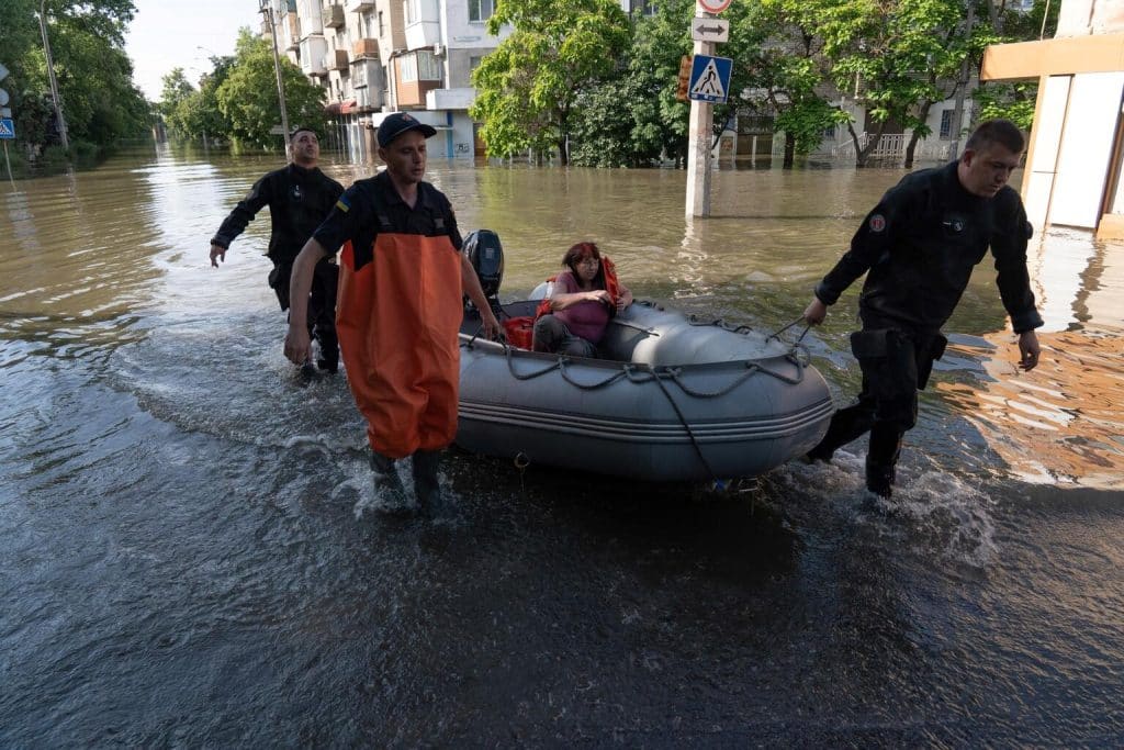 En Ukraine, 16 000 personnes sont en cours d’évacuation après la destruction du barrage de Kakhovka, le 7 juin 2023. © UNICEF/UN0853282/Filipov