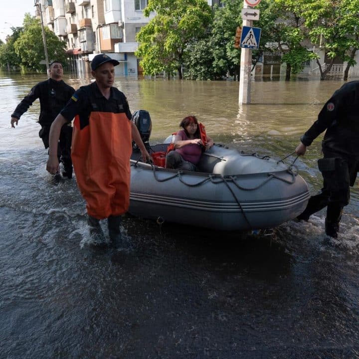 En Ukraine, 16 000 personnes sont en cours d’évacuation après la destruction du barrage de Kakhovka, le 7 juin 2023. © UNICEF/UN0853282/Filipov