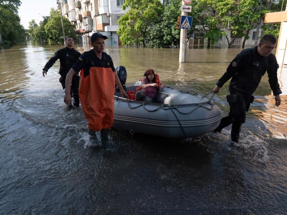 En Ukraine, 16 000 personnes sont en cours d’évacuation après la destruction du barrage de Kakhovka, le 7 juin 2023. © UNICEF/UN0853282/Filipov