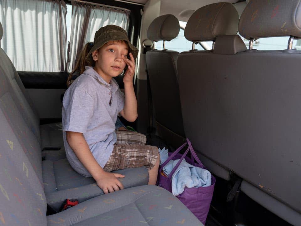 Le 7 juin 2023. Kherson, Ukraine. Un garçon dans le bus d'évacuation à la gare routière de Kherson. © UNICEF/UN0853472/Filippov