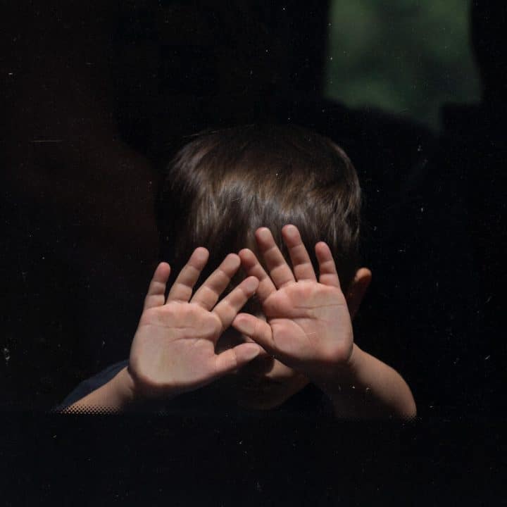 Le 7 juin 2023. Kherson, Ukraine. Un garçon dans le bus d'évacuation à la gare routière de Kherson. © UNICEF/UN0853479/Filippov