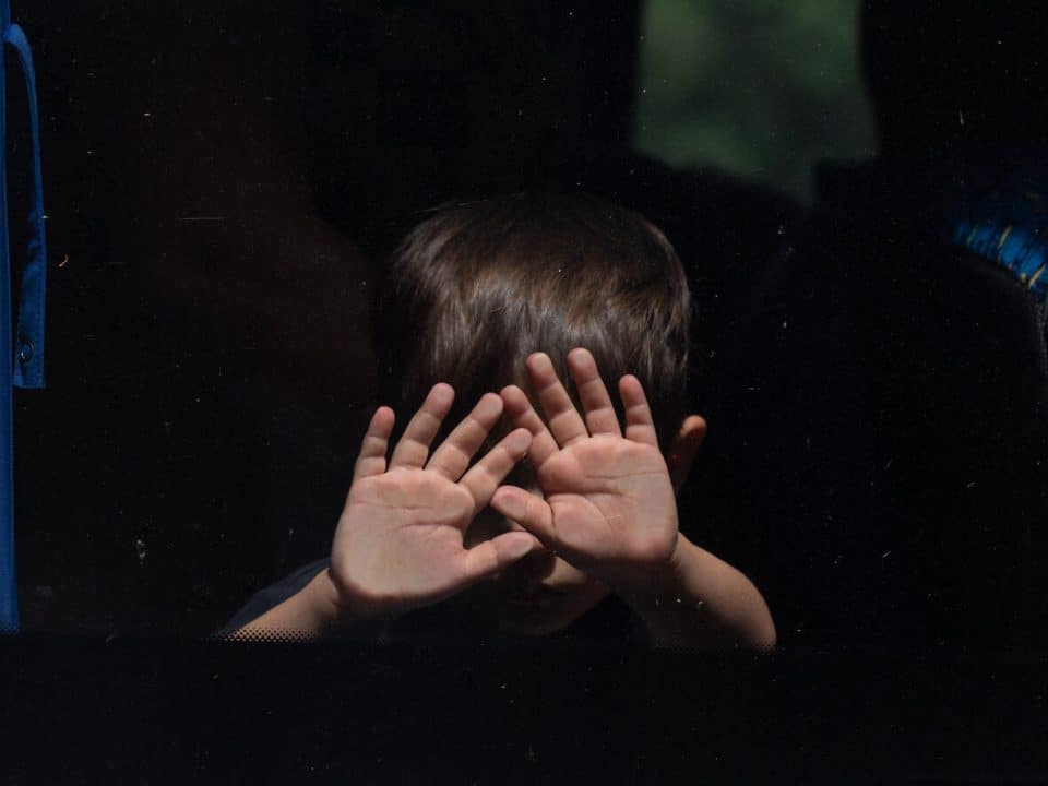 Le 7 juin 2023. Kherson, Ukraine. Un garçon dans le bus d'évacuation à la gare routière de Kherson. © UNICEF/UN0853479/Filippov