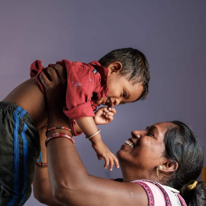 Photo d'illustration d'une mère qui porte dans ses bras son fils. Le 17 juin 2020, en Inde. © UNICEF/UNI341167/Panjwani