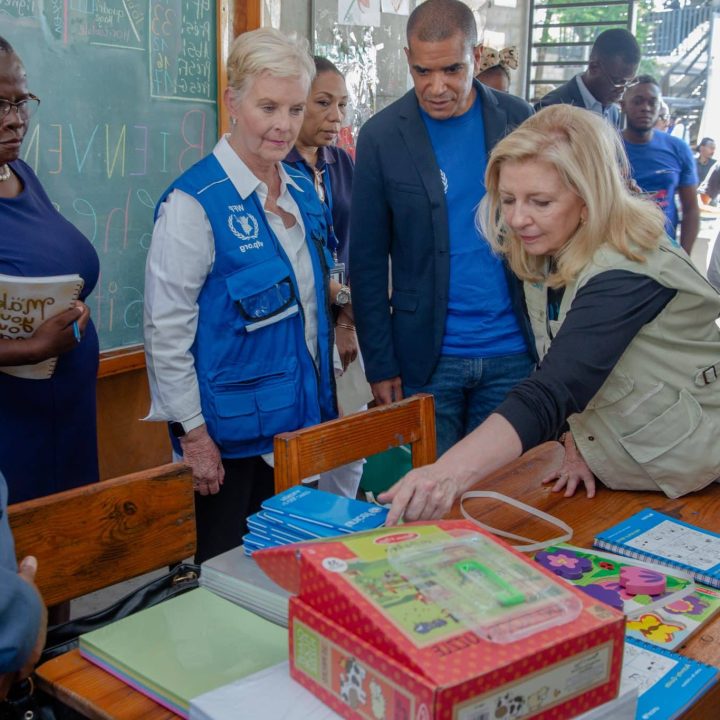 Le 20 juin 2023, la directrice générale de l'UNICEF, Catherine Russell, et la directrice générale du PAM, Cindy McCain, visitent une école soutenue par l'UNICEF et le PAM à Port-au-Prince, en Haïti. ©UNICEF/UNI400081/Rouzier