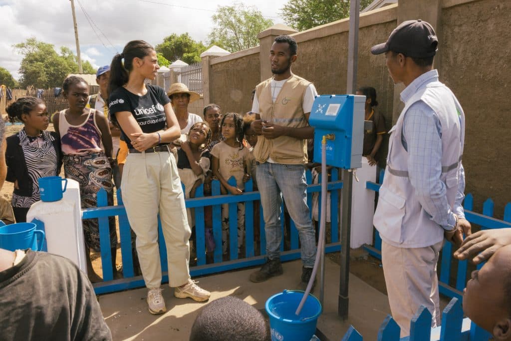 l'ambassadrice Tatiana Silva par le photographe Arnaud Juherian, Mission Unicef à Madagascar 27 Avril 2023 visite du centre de désalinisation de Ambondro. Dégustation de l'eau désalinisée par Tatiana