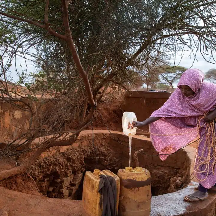 Naima Aden, 14 ans, se rend chaque jour au puits du village. Elle va chercher l'eau le plus tôt possible pour être à l'heure à l'école. Plus tard, elle aimerait être médecin. UNICEF Ethiopie/2022/Demissew Bizuwerk
