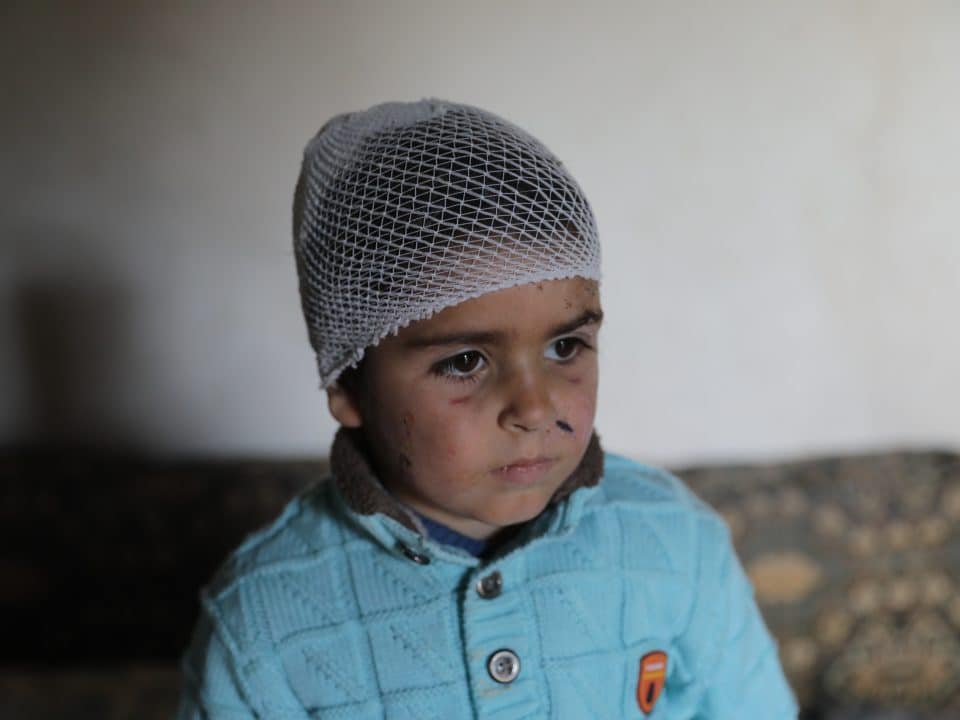 Le 16 février 2023, Musa, six ans, se tient dans le salon détruit de la maison de sa famille à Jandairis, en Syrie. Un mur s'est effondré sur lui lors du tremblement de terre dévastateur, le laissant blessé et obligeant sa famille à fuir et à se réfugier dans une tente de fortune à proximité.