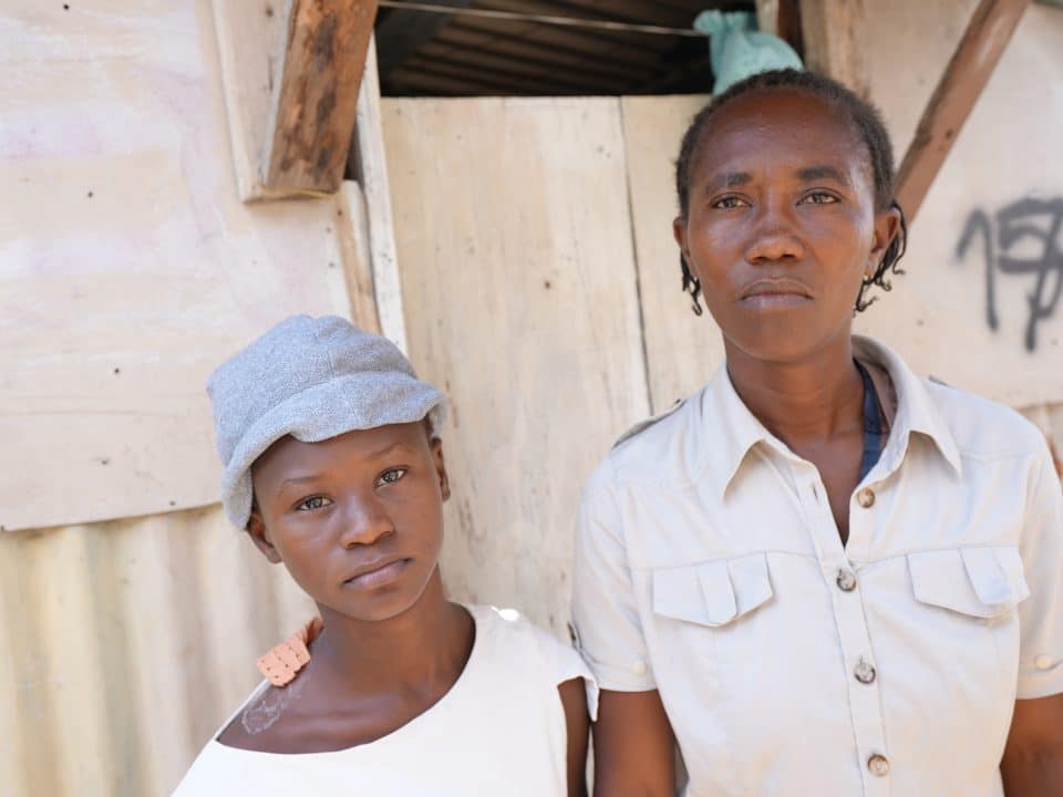 La fille de Charitée, Virginia, âgée de 13 ans, n'a pas pu aller à l'école à cause de fusillades dans son quartier, mais elle a été touchée par une balle perdue à l'intérieur de sa maison. © UNICEF/UN0824419/Joseph