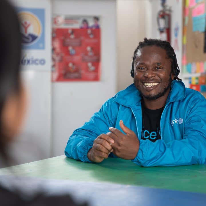 Le 24 mai 2023 à Tijuana, au Mexique, l'ambassadeur de l'UNICEF Ishmael Beah visite un refuge pour adolescents non accompagnés qui ont fui leur domicile parce qu'ils craignaient pour leur sécurité. © UNICEF/UN0848542/Bustamante