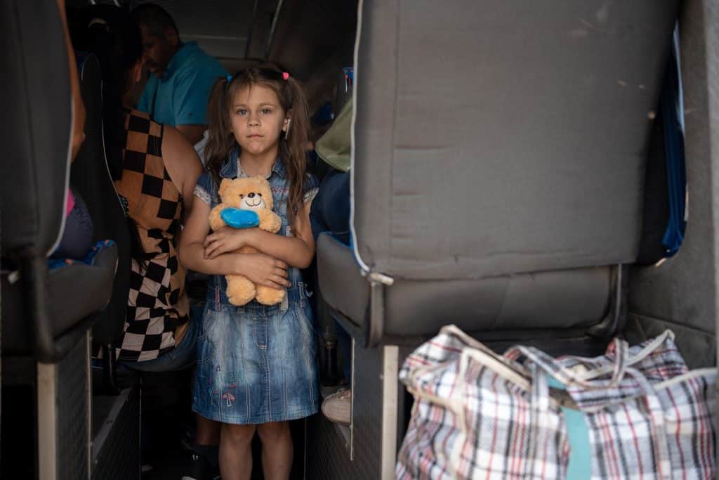 7 juin 2023, Kherson, Ukraine. Anya, 7 ans est dans un bus d'évacuation après les inondations.