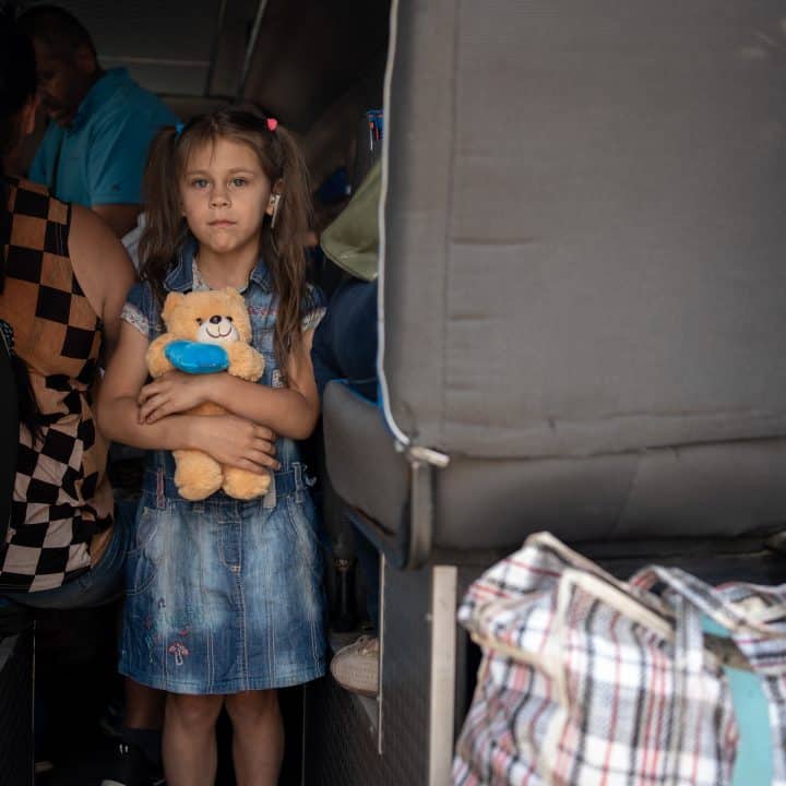 7 juin 2023, Kherson, Ukraine. Anya, 7 ans est dans un bus d'évacuation après les inondations.