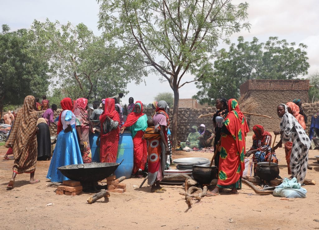 Le 17 juin 2023, des femmes d'Adré préparent à manger pour les réfugiés Soudanais