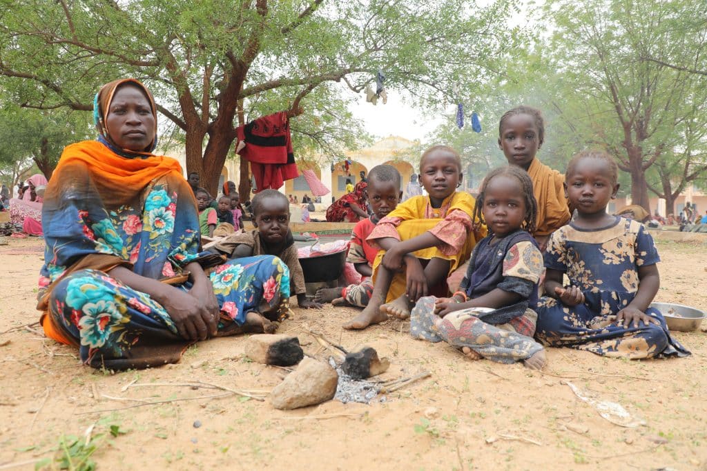 Le 17 juin 2023, la réfugiée soudanaise Fatna Ibrahim Daoud, 35 ans, mère de 7 enfants, se réfugie à Adré, la ville tchadienne limitrophe du Soudan. Elle a fui les combats avec sa fille de 7 ans, Isra. Lors des attentats, elle a perdu la trace de ses 6 autres enfants.
