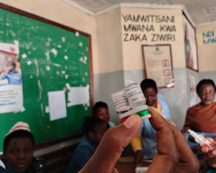 Le vaccin antipaludique administré dans le cadre du programme pilote au centre de santé de Kawale à Lilongwe, au Malawi. ©UNICEF/UNI404863