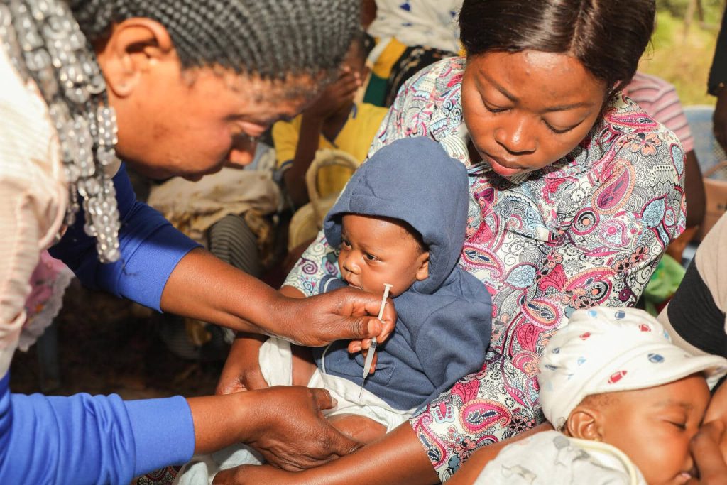 Un enfant se fait vacciner en République démocratique du Congo, le 5 juillet 2023. © UNICEF/UNI409350/Twiringiyimana
