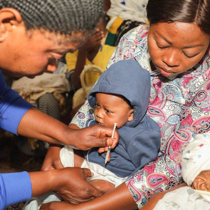 Un enfant se fait vacciner en République démocratique du Congo, le 5 juillet 2023. © UNICEF/UNI409350/Twiringiyimana