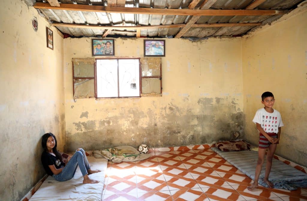 Sara, onze ans, et Bilal, huit ans, chez eux à Hay el Gharbeh, Beyrouth, le 30 juin 2021. © UNICEF/UN0550988/Choufany