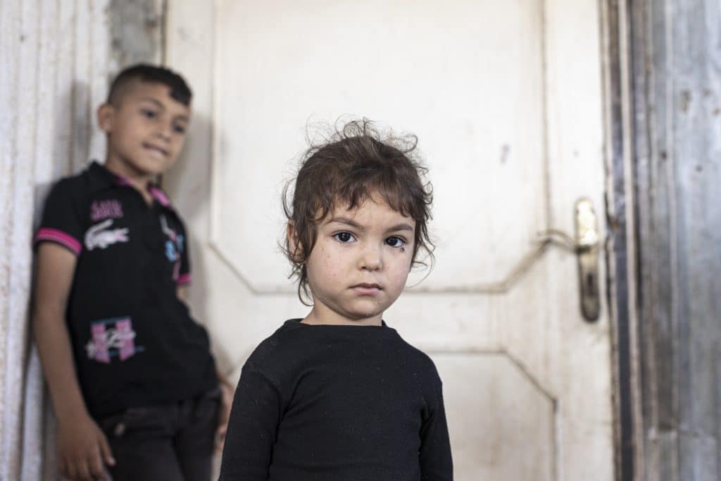 4 juillet 2022, Hind, 4 ans, réfugiée syrienne, se tient avec sa famille devant la cabane dans laquelle ils vivent à Saida, au Liban. © UNICEF/UN0693347/
