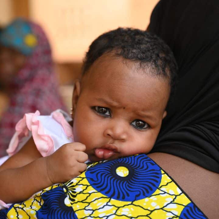 Une petite fille attend son tour pour être vaccinée au centre de santé CSI de Niamey, mars 2023. ©UNICEF/UN0826348/Dejongh