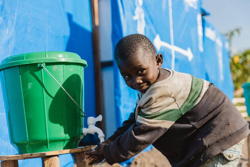 En RDC, dans la région du Sud-Kivu, l’UNICEF déploie des programmes WASH (eau, hygiène et assainissement) pour répondre aux besoins des populations. © UNICEF/UN0854190/Benekire