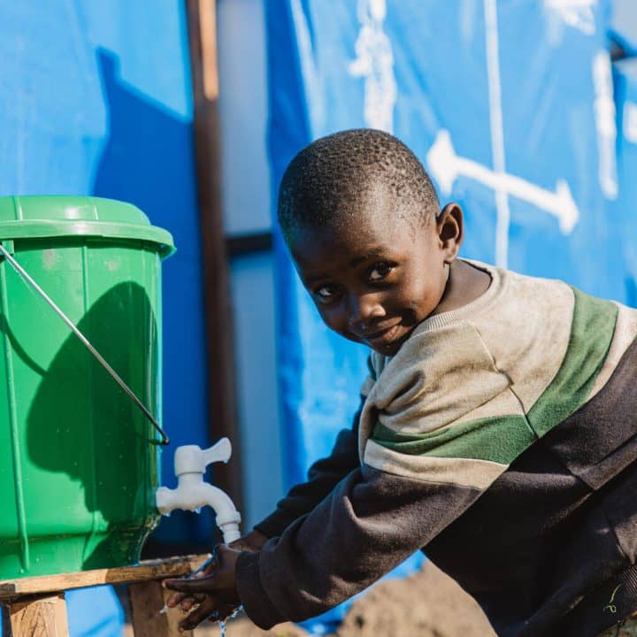 En RDC, dans la région du Sud-Kivu, l’UNICEF déploie des programmes WASH (eau, hygiène et assainissement) pour répondre aux besoins des populations. © UNICEF/UN0854190/Benekire
