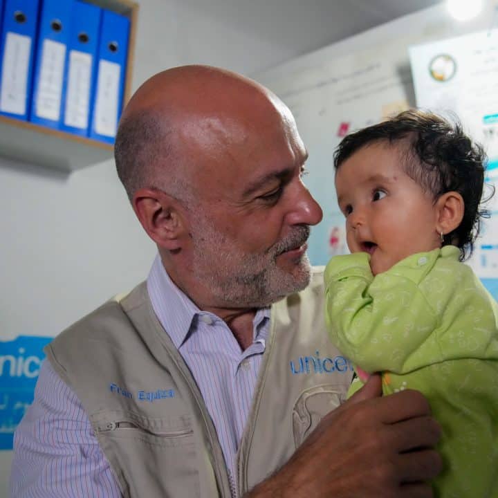 À l'hôpital provincial de Daikundi, Fran Equiza, représentant de l'UNICEF en Afghanistan, tient dans ses bras Muzhgan, 14 mois, juste après qu'il ait été dépisté pour la malnutrition. © UNICEF/UN0855718/Fazel