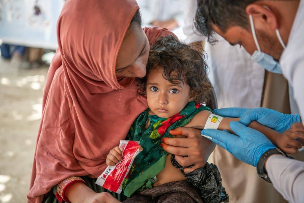 Le 25 juin, Zarmina reçoit un sachet d'aliment thérapeutique dans une unité mobile de soin soutenue par l'UNICEF dans le district de Nari, Kunar, Afghanistan. © UNICEF/UNI403547/Karimi