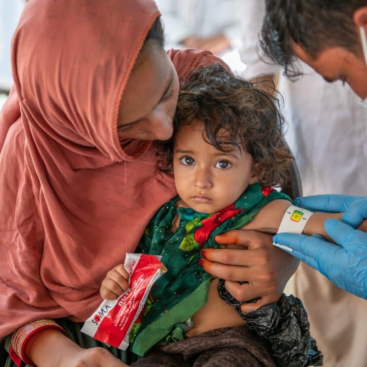 Le 25 juin, Zarmina reçoit un sachet d'aliment thérapeutique dans une unité mobile de soin soutenue par l'UNICEF dans le district de Nari, Kunar, Afghanistan. © UNICEF/UNI403547/Karimi