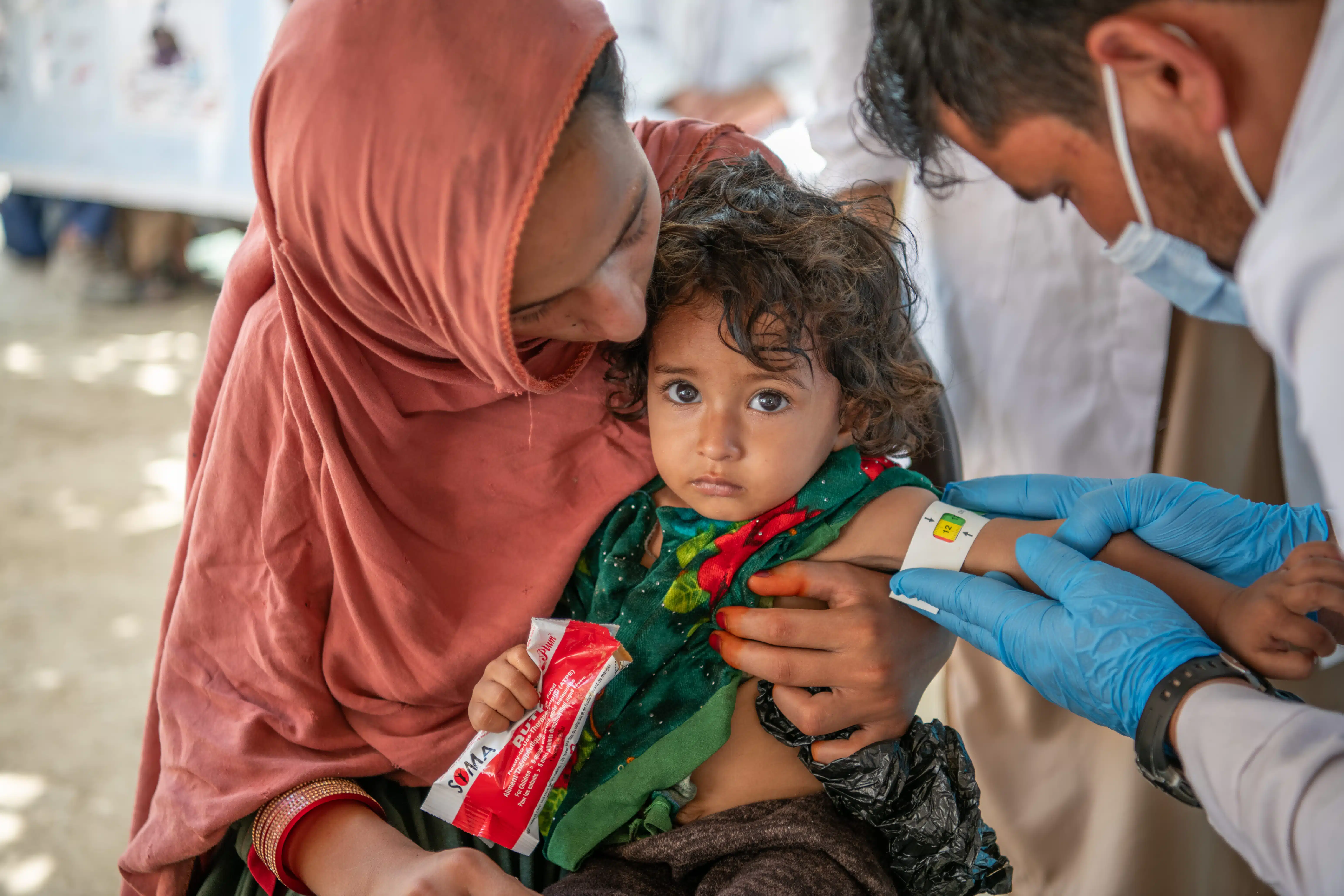 [Nutrition infantile] - Le 25 juin, Zarmina reçoit un sachet d'aliment thérapeutique dans une unité mobile de soin soutenue par l'UNICEF dans le district de Nari, Kunar, Afghanistan. © UNICEF/UNI403547/Karimi