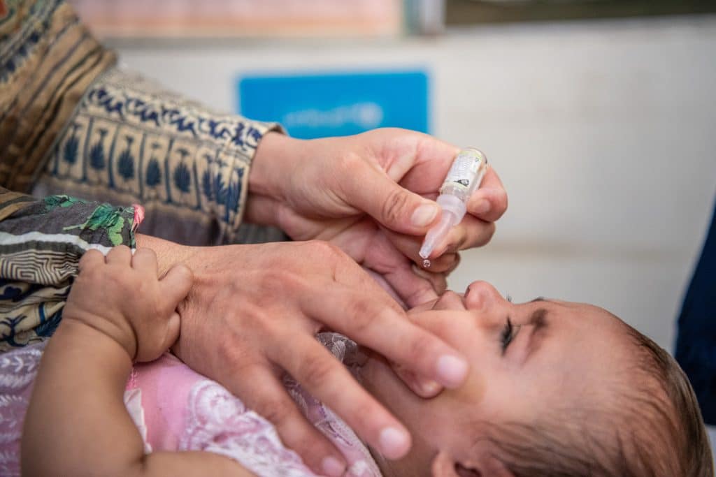 Le 26 juin 2023, un nouveau-né se fait vacciner contre la polio à l'hôpital du district de Sawki, soutenu par l'UNICEF, dans la province de Kunar, en Afghanistan. © UNICEF/UNI404852/Karimi