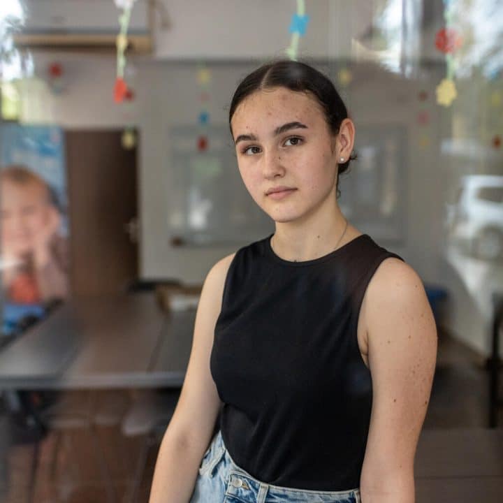 Anya, 13 ans, s'est inscrite aux cours d'informatique dispensés aux jeunes réfugiés ukrainiens à Galati, en Roumanie, avec le soutien de l'UNICEF. ©UNICEF/UNI422895/Câtu