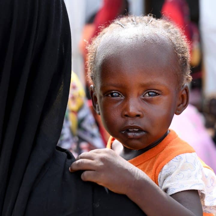 Cet enfant fait partie des milliers de réfugiés arrivés au Tchad depuis le début de ma guerre qui a éclaté le 15 avril 2023. © UNICEF/UNI426052/Dejongh