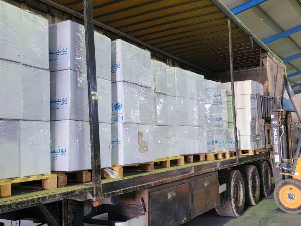 Au lendemain de la Tempete Daniel, l'UNICEF se prépare à répondre aux besoins des enfants et familles. UNICEF Libya est mobilisé pour livrer des fournitures essentielles, dont des kits d'hygiène, des fournitures médicales et des vêtements pour enfants. ©UNICEF Libye