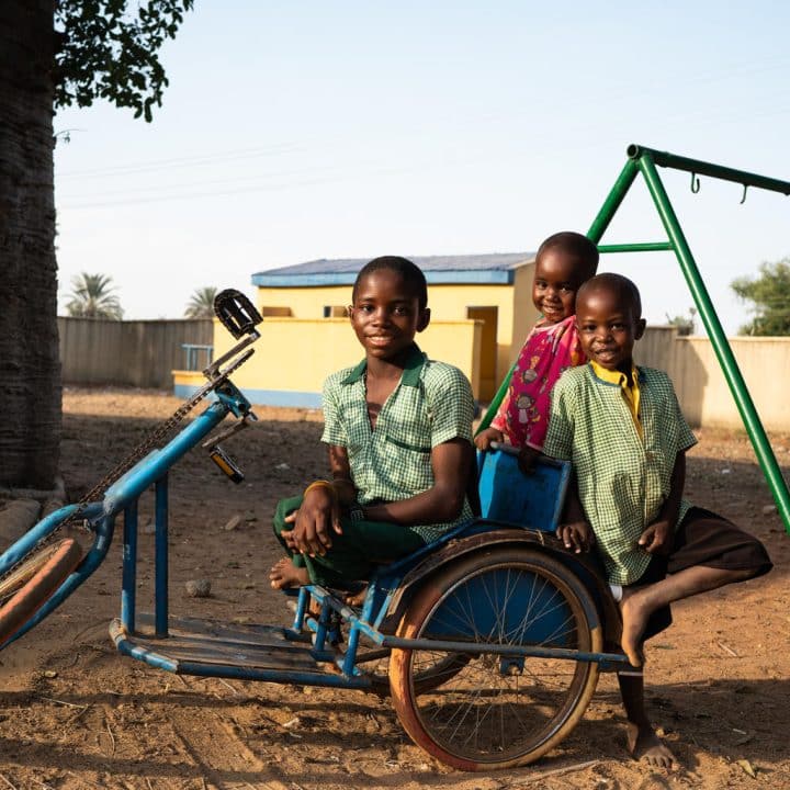 Saidu Sule, 12 ans, élève de 6e année, assis avec ses frères devant l'école primaire Kafin Liman. UNICEF/UN0269866/Knowles-Coursin