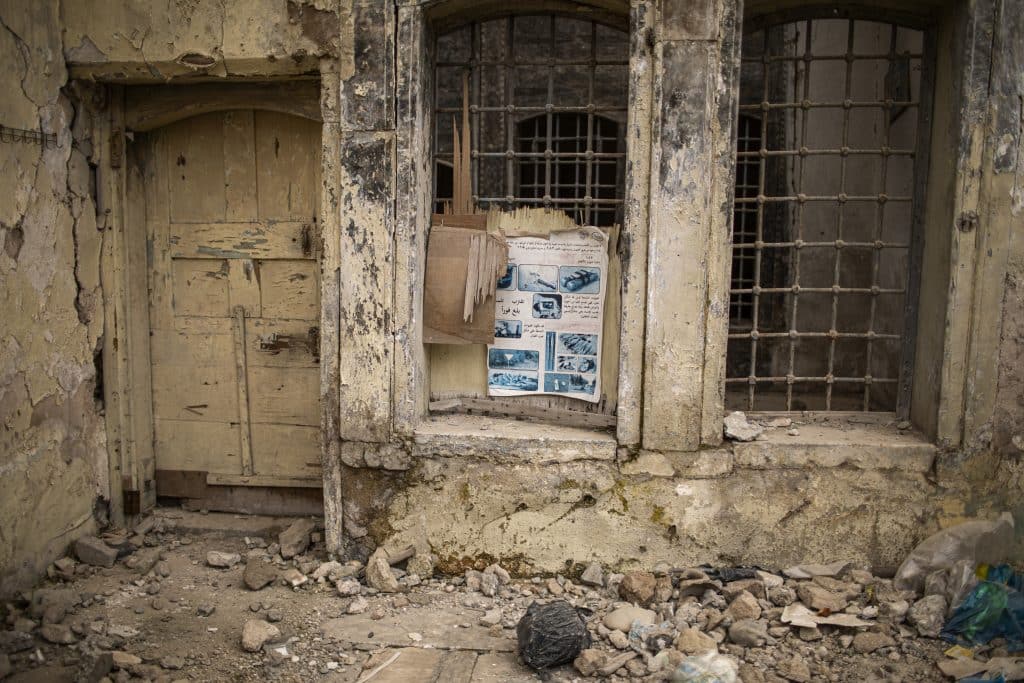 Le 6 mars 2022 en Irak, une affiche avertit de la présence de munitions non explosées à la porte d'une maison abandonnée dans la ville de Mossoul. © UNICEF/UN0613844/Ibarra Sánchez