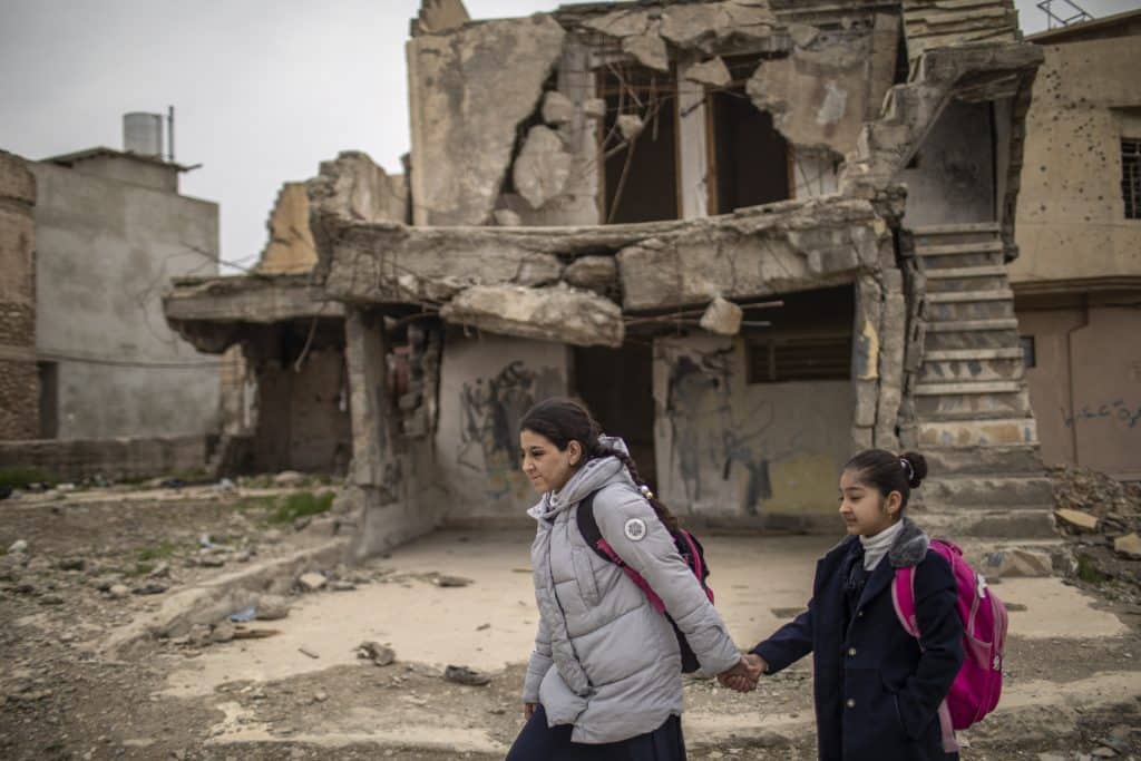 Le 6 mars 2022, dans la ville de Mossoul, en Irak, Noor, 15 ans et sa cousine Rahaf, 10 ans, marchent jusqu'à l'école. © UNICEF/UN0613845/Ibarra Sánchez