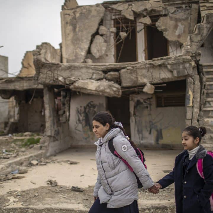 Le 6 mars 2022, dans la ville de Mossoul, en Irak, Noor, 15 ans et sa cousine Rahaf, 10 ans, marchent jusqu'à l'école. © UNICEF/UN0613845/Ibarra Sánchez