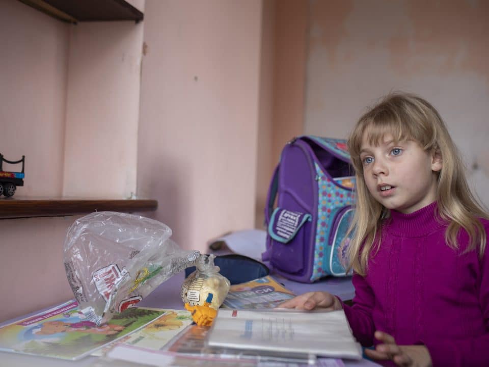 Depuis le début de la guerre, Vika, 8 ans, a perdu sa maison et la possibilité de s'instruire. © UNICEF/UN0642271/Filippov