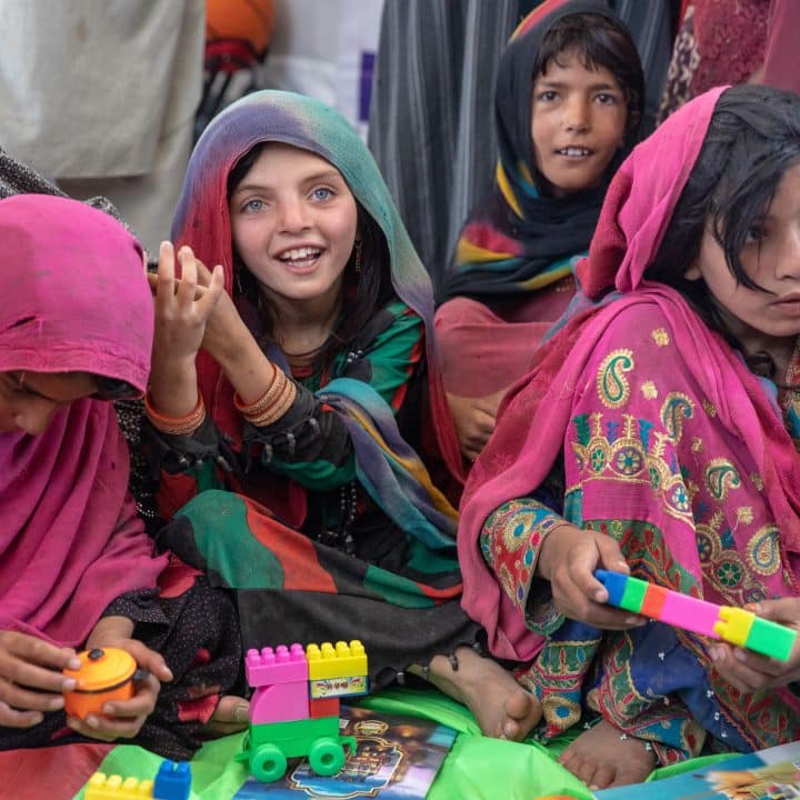 Naghma joue avec les enfants dans un espace soutenu par l'UNICEF Naghma court vers l'espace ami des enfants soutenu par l'UNICEF dans son village en Afghanistan. © UNICEF/UN0697230/Bidel