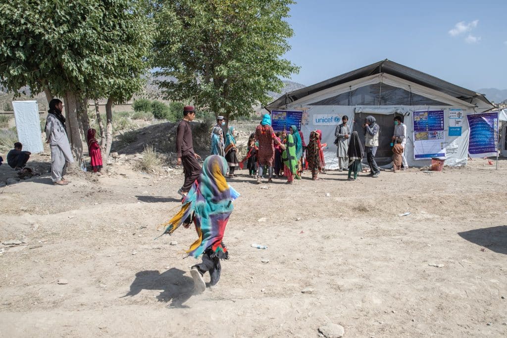 Naghma court vers l'espace ami des enfants soutenu par l'UNICEF dans son village en Afghanistan. © UNICEF/UN0697230/Bidel