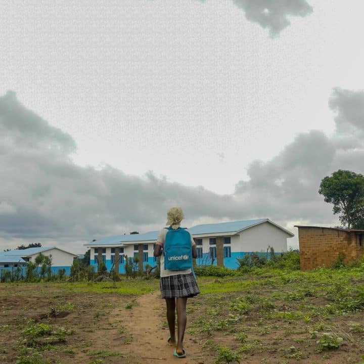 Nelva se rend en classe à l'école primaire de Luebo, dans la province du Kasaï. La jeune fille avait été déscolarisée pendant plusieurs années avant de pouvoir retourner à l'école grâce au soutien de l'UNICEF. ©UNICEF/UN0774074/Ngombua